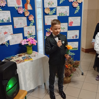 uczeń recytuje wiersz