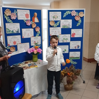 uczeń recytuje wiersz
