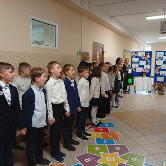 uczniowie śpiewają Barkę