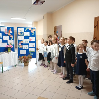 uczniowie śpiewają Barkę