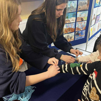 Aktywny udział uczniów w debacie o prawach dziecka - niebieskie sznurki 2