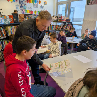 Uczniowie klasy piątej na warsztatach komisowych