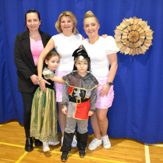 3 nauczycielki Sp11 z uczniami pozuja do zdjęcia