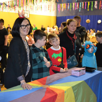 pani dyrektor E. Leniar w kolejce po losy