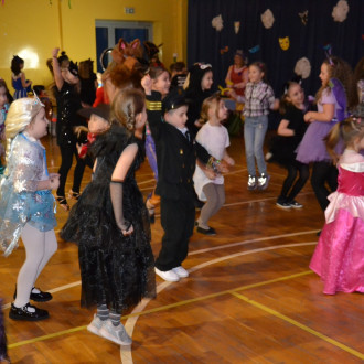 uczniowie i rodzice tańczą