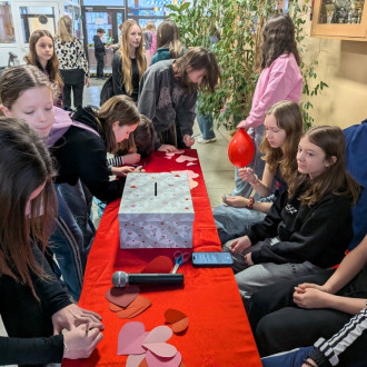 Poczta walentynkowa, uczniowie piszący teksty walentynkowe