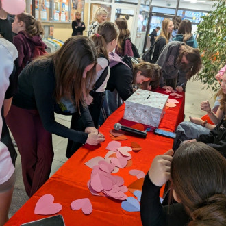 Uczniowie piszący walentynki