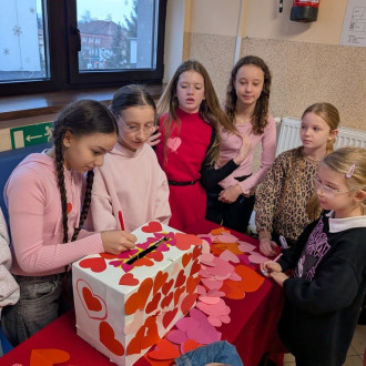 Uczniowie podczas pisania walentynek