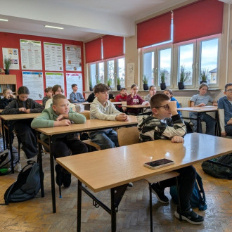 Uczniowie podczas spotkania z panem Mariuszem Turkiem