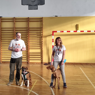 Pani Małgosia i Pan WItek ze swoimi pupilami - psami_Ajrą i Sonią