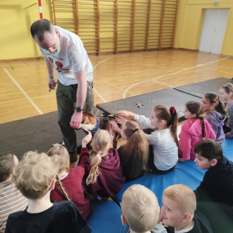 Pies spaceruje wśród dzieci