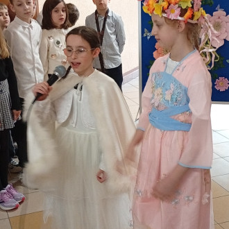 dziewczynka recytuje wiersz