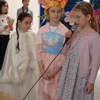 dziewczynka recytuje wiersz