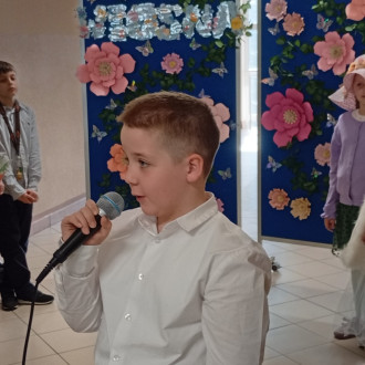 chłopiec recytuje wiersz