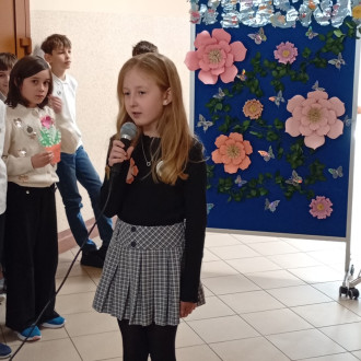 dziewczynka recytuje wiersz