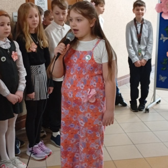 dziewczynka recytuje wiersz