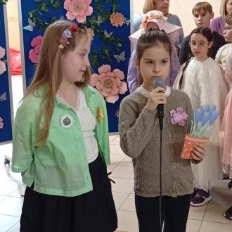 dziewczynka recytuje wiersz