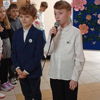 chłopiec recytuje wiersz