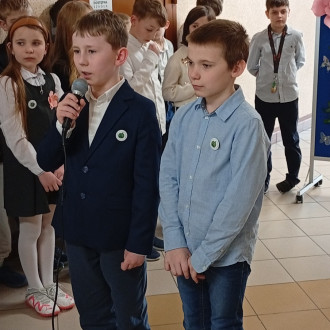 chłopiec recytuje wiersz