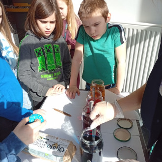 dzieci dekorują pisanki