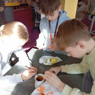 dzieci dekorują pisanki