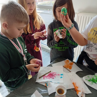 dzieci dekorują pisanki