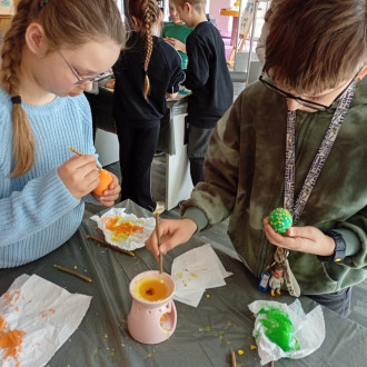 dzieci dekorują pisanki