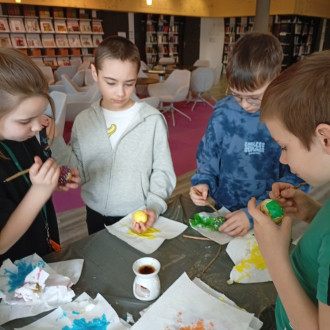 dzieci dekorują pisanki