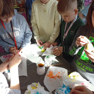 dzieci dekorują pisanki