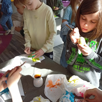 dzieci dekorują pisanki