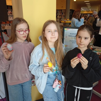 dzieci prezentują swoje dzieła