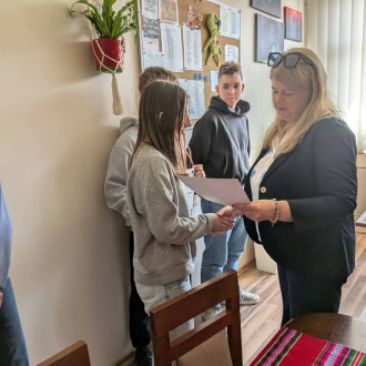 „Bezpieczny Internet” - Natalia odbiera nagrodę z rąk pani dyrektor