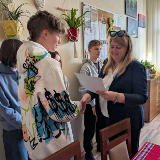 „Bezpieczny Internet” - pani dyrektor wręcza nagrodę Borysowi