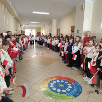 Uczniowie klas 1-3 podczas apelu