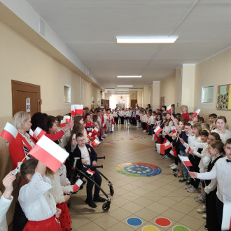 Uczniowie klas 1-3 podczas apelu 