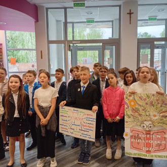 uczniowie recytują wiersze