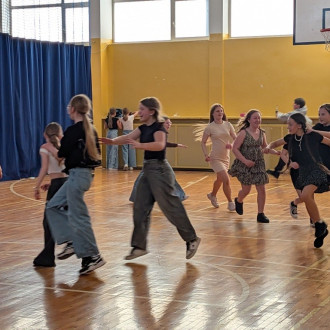 Radosny taniec uczniów podczas dyskoteki