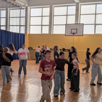 Uczniowie na dyskotece