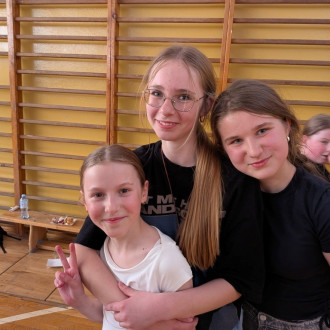 Uśmiechnięte dziewczyny podczas dyskoteki