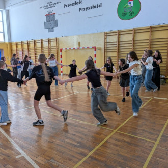 Zabawy uczniów podczas szkolnej dyskoteki