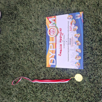 dyplom i medal dla najlepszej zawodniczki