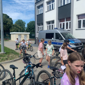 uczniowie przygotowują się do egzaminu na rowerze