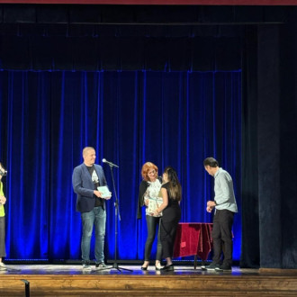 uczennica odbiera nagrodę