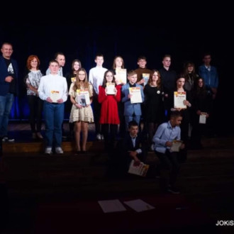 Uczestnicy konkursu pozują do zdjęcia