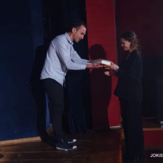 uczennica odbiera nagrodę