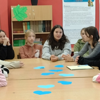 Uczennice klasy szóstej podczas debaty o prawach dziecka