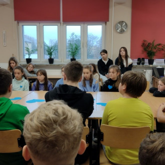 Uczniowie podczas debaty z okazji Światowego Dnia Praw Dziecka