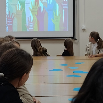 Uczniowie podczas prezentacji o prawach dziecka