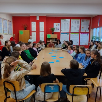 Uczniowie zgromadzeni na debacie o prawach dziecka