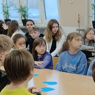 Uczniowie podczas debaty o prawach dziecka